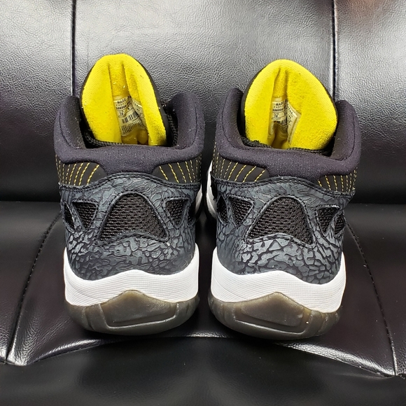 Air Jordan 11 Low IE "Yellow Zest" - Picture 4 of 7